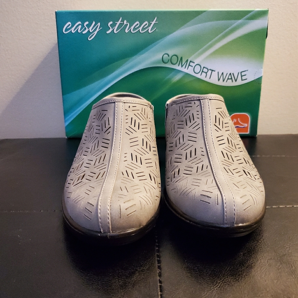 NWT Easy Street Caitlyn Mules -Grey